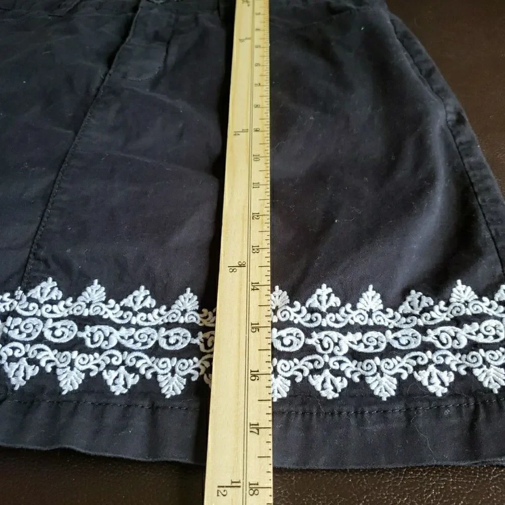Croft & Barrow Black SKORT Womens Size 12 White Embroidered Pockets Zip Stretch